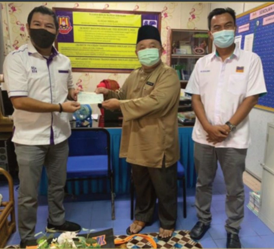 Sumbangan kepada Sekolah Kebangsaan Bukit Badung, diagihkan bersama Kumpulan Semesta Sdn Bhd.