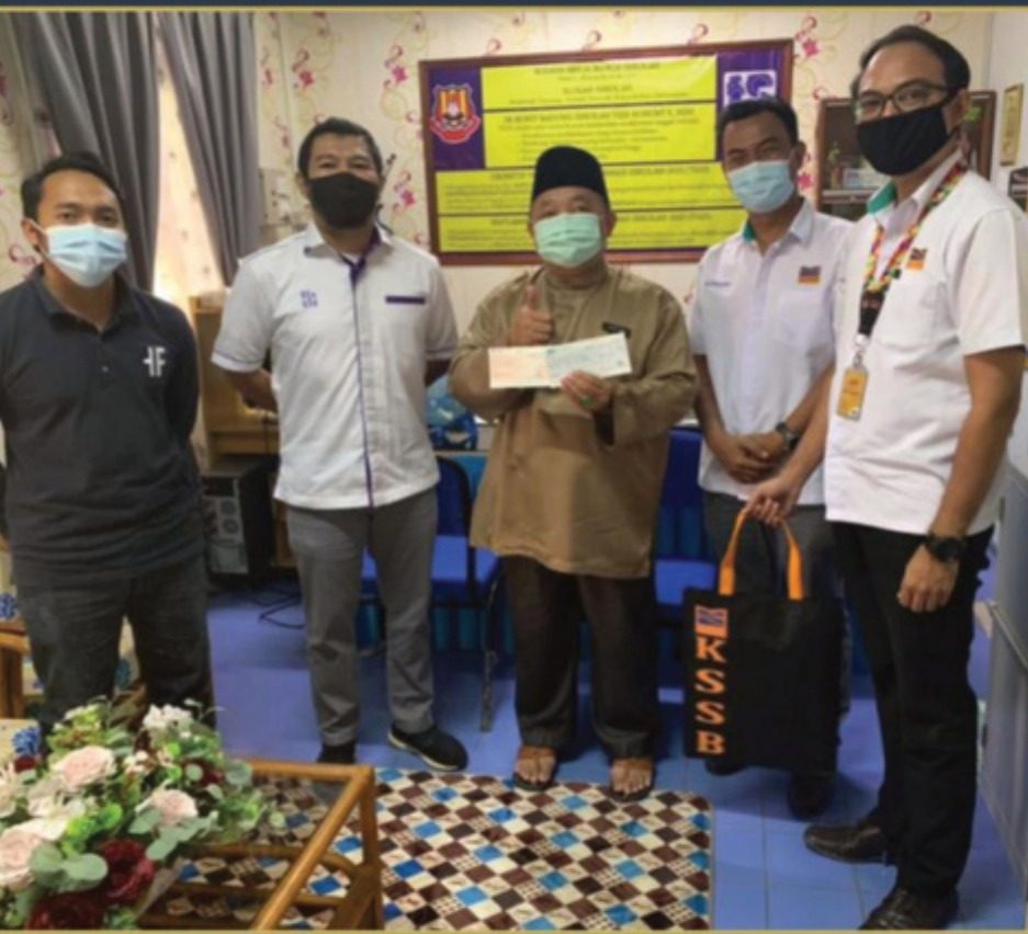 Penyampaian kepada sekolah tempatan bersama wakil HPGOC dan KSSB.